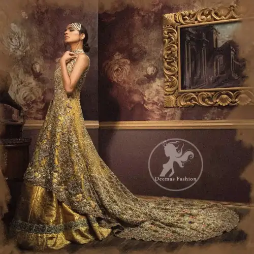 Golden organza lehenga comes with a pure crinkle chiffon dupatta having heavy embroidery. The dress comes with a front-open long-back