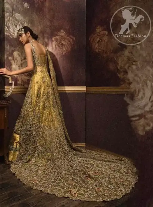 Golden organza lehengha comes with pure crinkle chiffon dupatta having heavy embroidery.