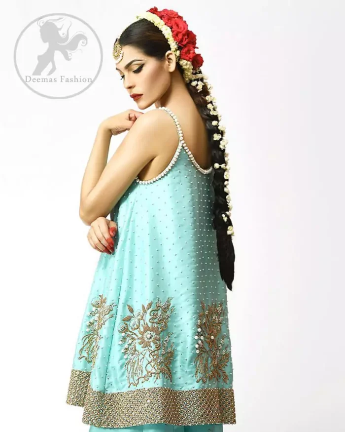 The frock has been adorned with a working border on the front and back hemline. Large embellished motifs are implemented on the front and back before the hemline.