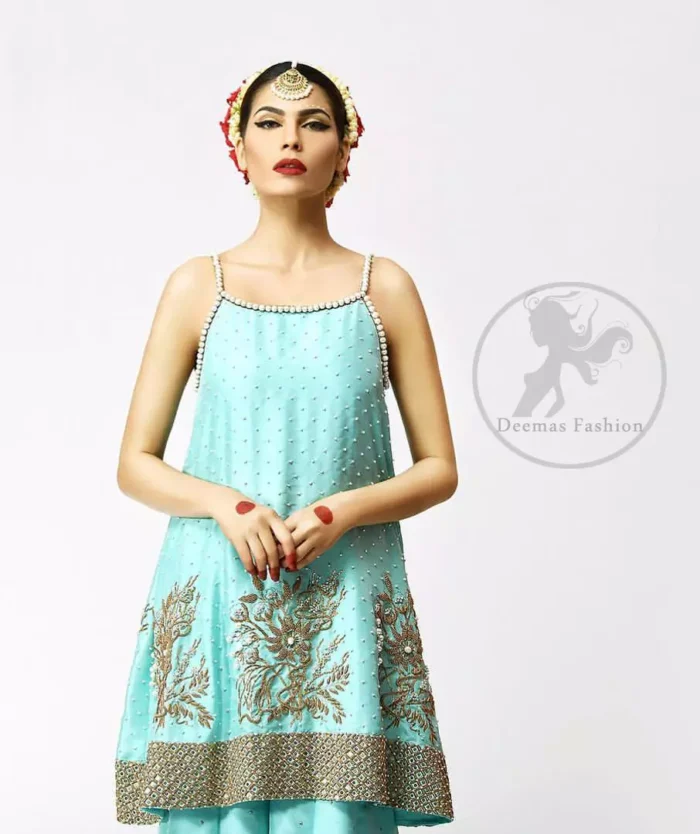 The frock has been adorned with a working border on the front and back hemline. Large embellished motifs are implemented on the front and back before the hemline.