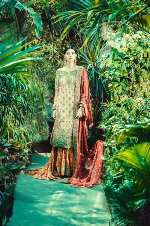 The shirt has been adorned with an embellished neckline. Large embroidered border crafted on hemline. Work border crafted on sides