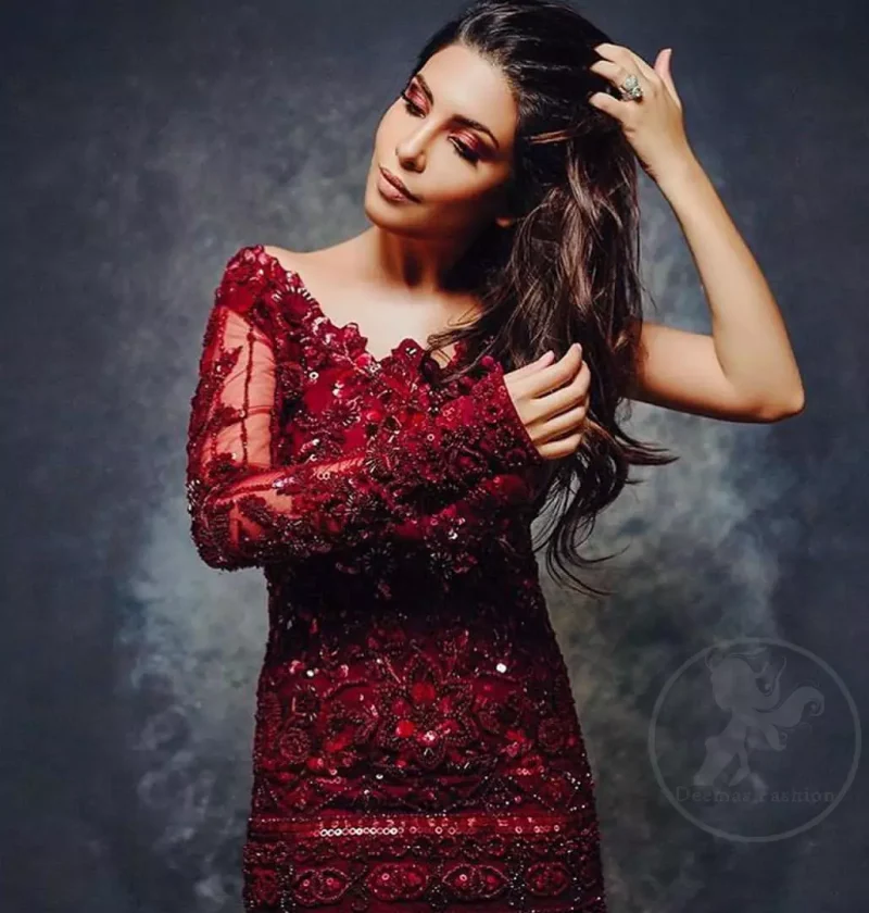 This outstanding maroon short shirt fully embellished with floral embroidery. It is allured with maroon antique shaded kora, dabka , kundan, tilla and sequins. It is beautifully paired up with maroon embroidered bell bottom trouser.It comes with chiffon dupatta sprinkled with sequins all over.