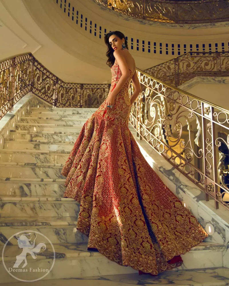 This bridal blouse executing heavily handcrafted art of zardozi. This dress is beautifully decorated with heavy embroidery. It is highlighted with kora, dabka, tilla, sequins and pearls. It comes with an exquisite back trail lehengha with thick embroidered borders to give it a regal look. It is coordinated with chiffon dupatta which is allured with zikzak pattern and four sided embellished scalloped borders.