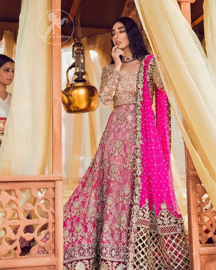 Golden full sleeves choli in kora, dabka, kundan, swarovski and stones intricately embellished. It comes with fully embellished lehengha having appliqued borders all around the hemline. Dupatta is intricately adorned with cutwork borders.It is allured with appliqued borders and delicate tassels which adds to the bling.