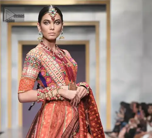 This dress is majestic beauty and perfect for mehndi mayon day. Delicately crafted and personifying chic elegance with an element