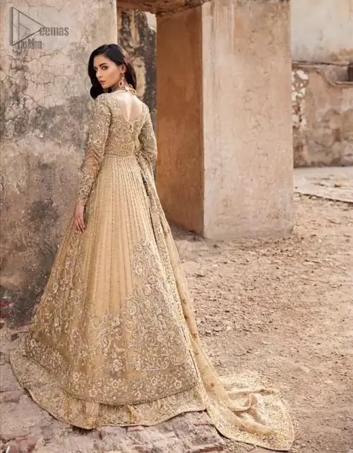 Captured in traditional silhouette, The bridal stands out due to its uniqueness and the perfect fusion of modern cut and