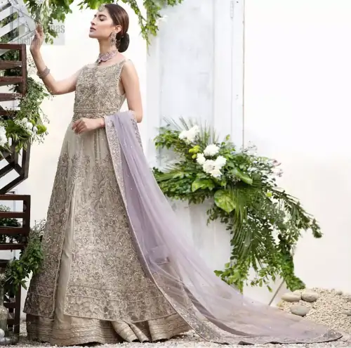 The ultimate in feminine elegance with fine detail to die for. Our bride makes a statement in this stunningly floraison,