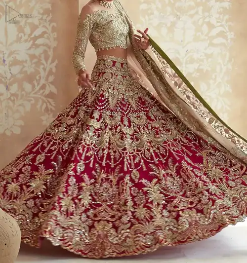 This elegant ensemble turns a timeless piece into a chic fantasy. Best choice for your wedding day.