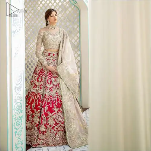 This elegant ensemble turns timeless piece into a chic fantasy. Best choice for your wedding day. This outfit is enhanced
