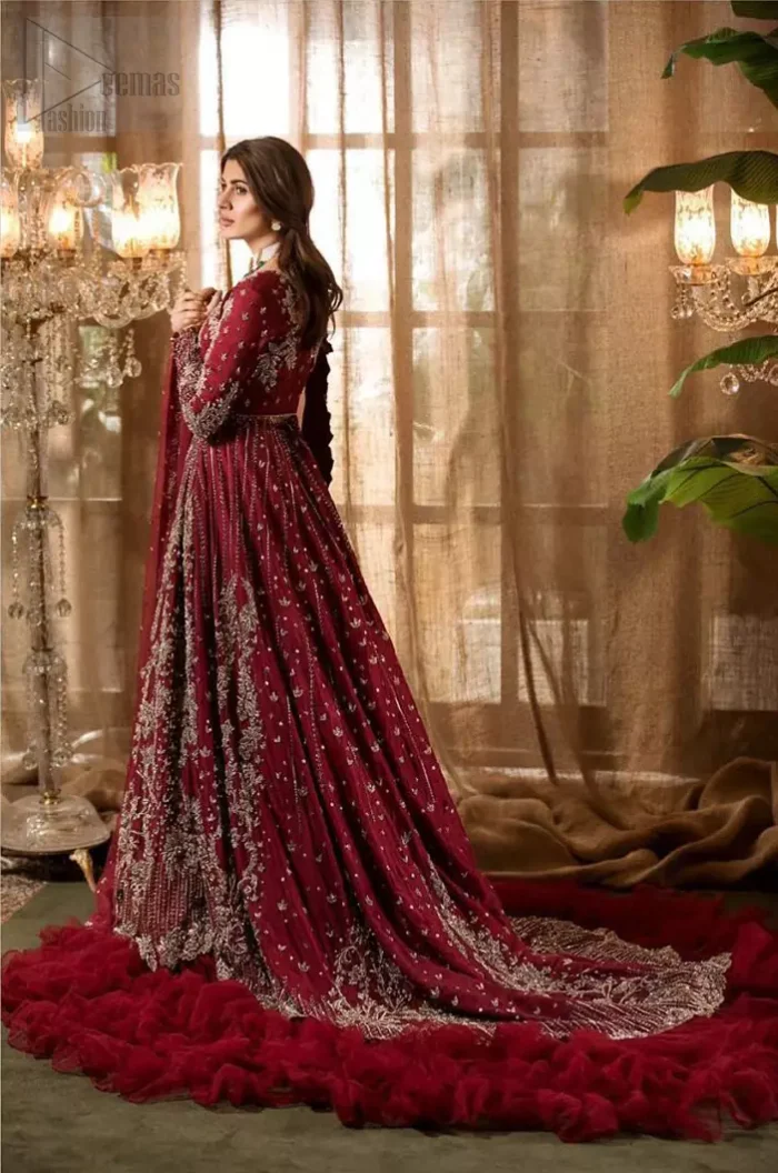 Make your big day more beautiful with our excessively embroidered lehenga blouse featuring delicately embellished back train along with scalloped finishing highlighted with antique embroidered detailing and intricately frilled inner that gives perfect ending to this outfit. The blouse is delicately crafted with antique zardosi work having full sleeves with dangling finishing. It is paired with an ethereal bridal dupatta focusing on kora and dabka handwork borders on all four sides, finished with scalloped borders. With a flowing trail, this is an ensemble that deserves to be flaunted.