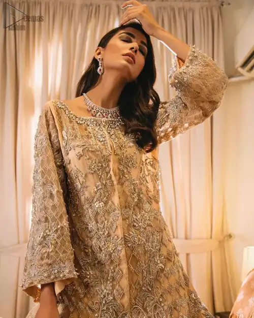 An unforgettable look and ideal for the festive season. An elegant yet trendy front open style makes this outfit more