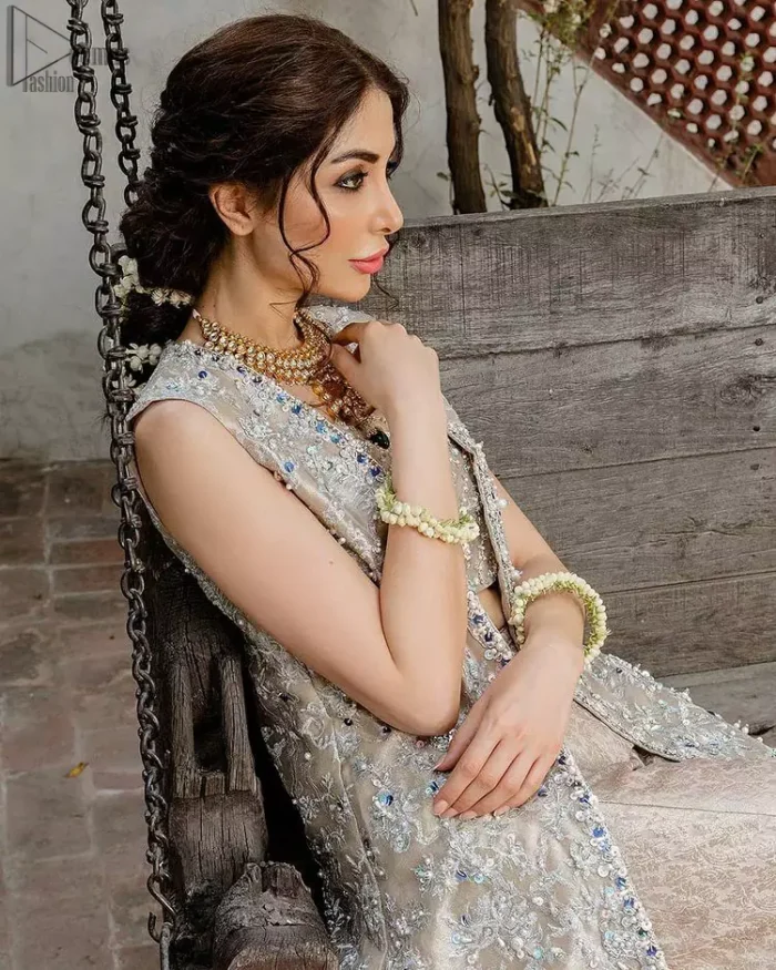 This sleeveless blouse follows an open front, lined beautifully with geometric patterns. A traditional design of mesmerizing silver embroidery intensifies its charm.