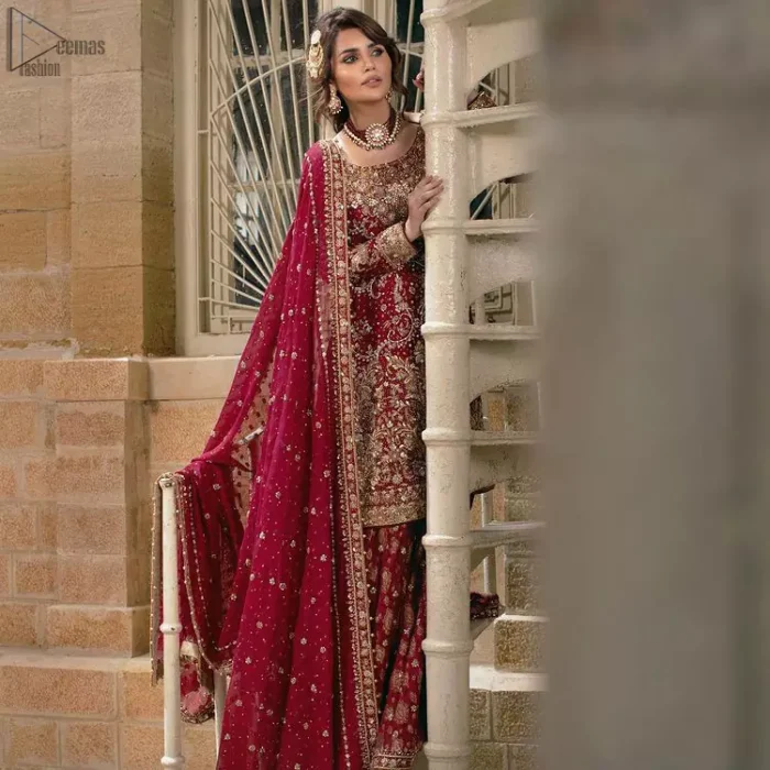 The shirt follows an exquisite Lehenga and a Dupatta that perfects the dress style. The shirt is based on pure organza while the Lehenga follows Katan Banarsi Jamawar. Not to forget, a splendid work of golden and silver embroidery is a necessity to beautify the basic look.