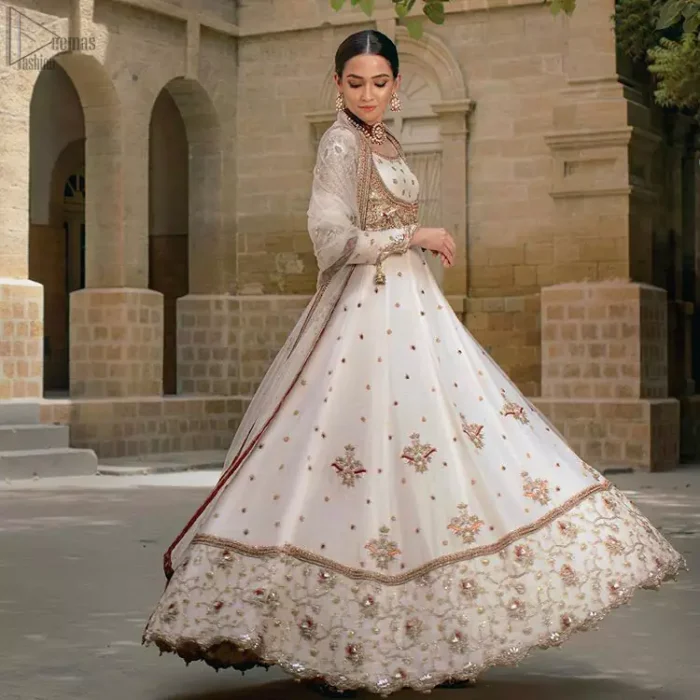 Exceptionally styled and symphonized stitching makes you gorgeous enough that it would surely make your big days remembering one. The Ivory Pishwas Frock is a true beauty when it comes to the work of perfection. Latest Nikah Dress - Ivory Pishwas Frock n Dupatta.
