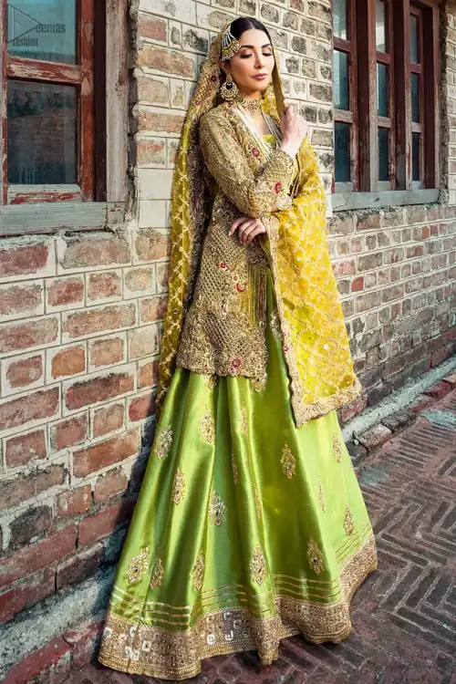 The traditional style of bridal wear always appears the most fascinating. Once worn with confidence, this admirable bridal wear will