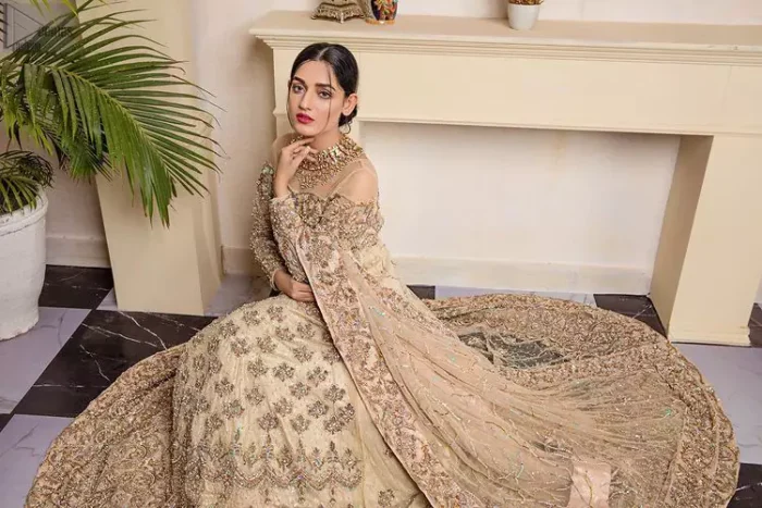 Decorated with floral motifs in a can-can style, a master artwork of multicolour embroidery enhances the magnificence of the attire.