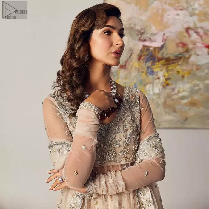 Your aesthetic evening party deserves a little extra treat with your guests admiring you in a Light Fawn Peplum Dupatta. Light Fawn Peplum Dupatta – Crushed Sharara.