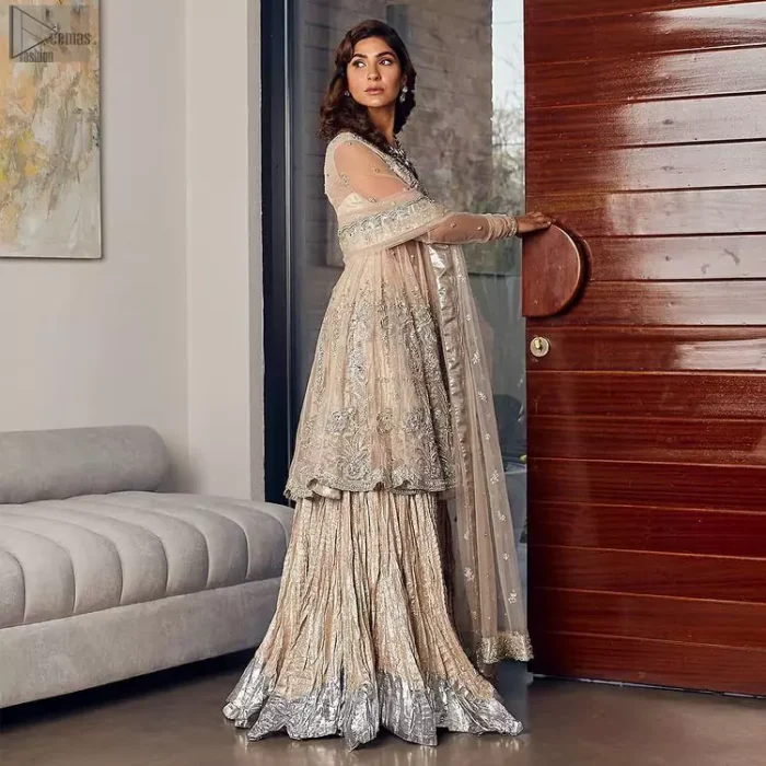 Your aesthetic evening party deserves a little extra treat with your guests admiring you in a Light Fawn Peplum Dupatta. Light Fawn Peplum Dupatta – Crushed Sharara.