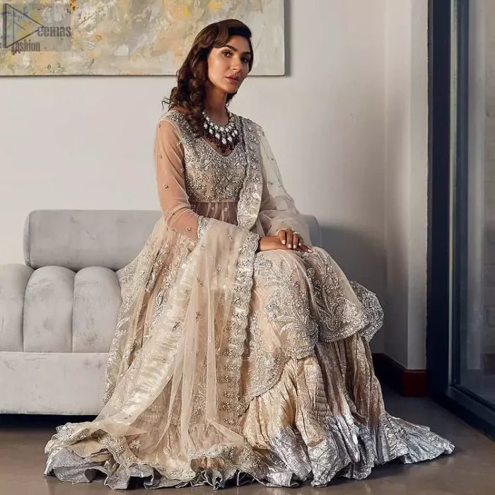 Your aesthetic evening party deserves a little extra treat with your guests admiring you in a Light Fawn Peplum Dupatta. Light Fawn Peplum Dupatta – Crushed Sharara.