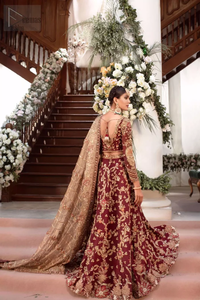 Featuring a fascinating blouse, an elegant lehenga and a light brown dupatta, all made to achieve admiration using the purest of organza.