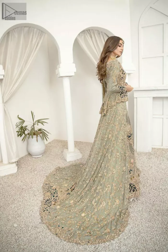 With a fascinating back train, this ravishing bridal wear displays brilliant work of light golden embroidery under its V-neckline.