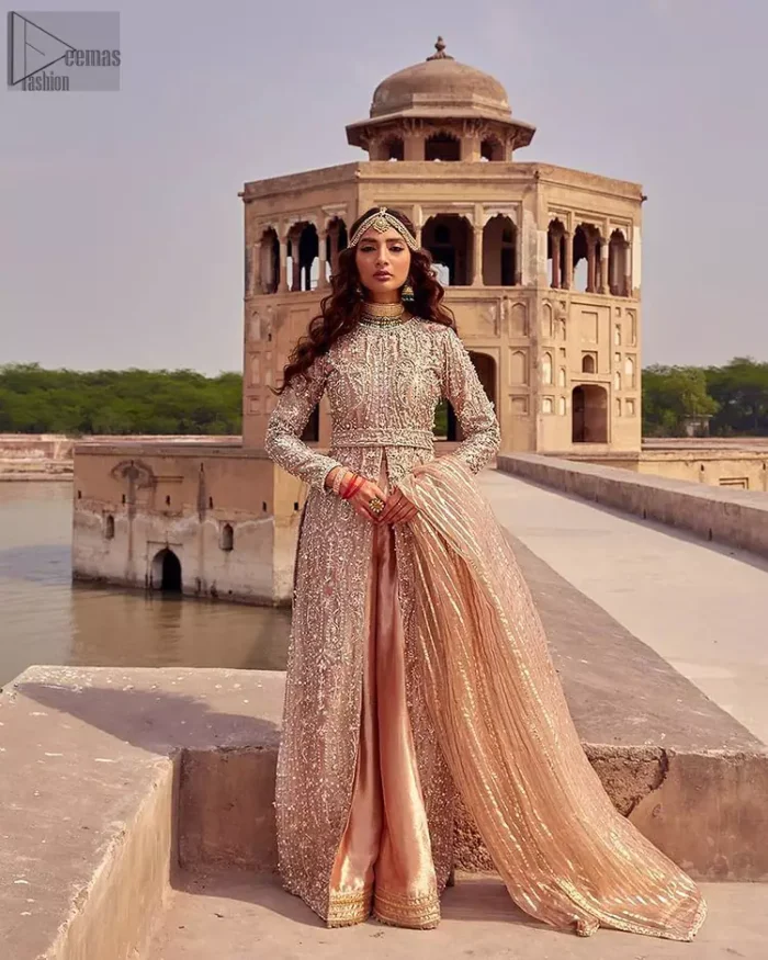 the dress with a tissue dupatta and graceful palazzo pants makes you the center of attention on your big day. Peach Front Open Gown Palazzo Pants – Dupatta.