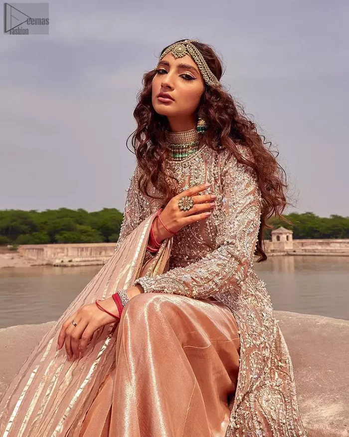 the dress with a tissue dupatta and graceful palazzo pants makes you the center of attention on your big day. Peach Front Open Gown Palazzo Pants – Dupatta.