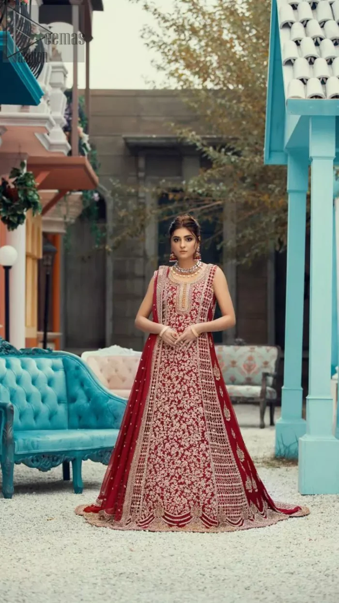 A marvellous back train, an elegant can-can style, styled with a ravishing criss-cross pattern and decorated with floral motifs. Red Center Panel Back Train Maxi n Dupatta.
