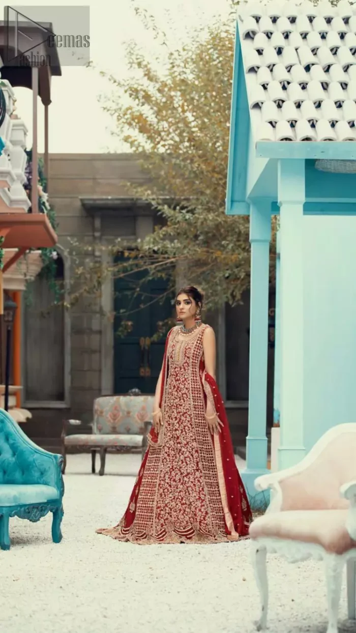 A marvellous back train, an elegant can-can style, styled with a ravishing criss-cross pattern and decorated with floral motifs. Red Center Panel Back Train Maxi n Dupatta.