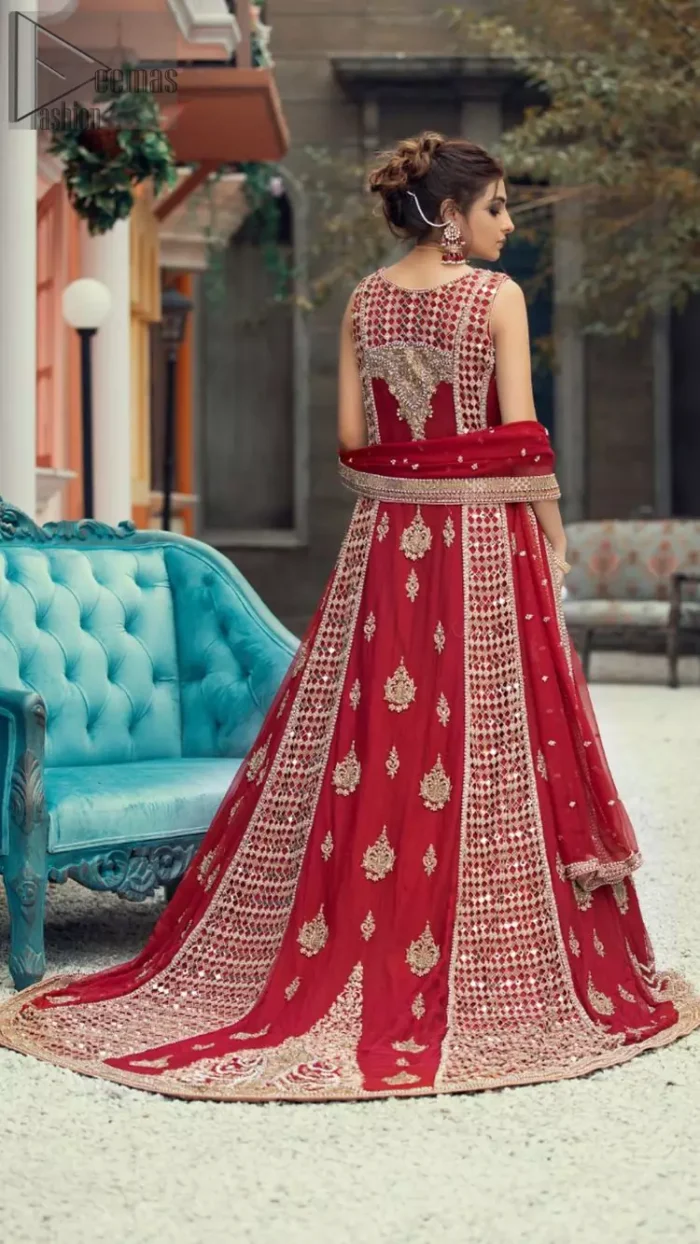 A marvellous back train, an elegant can-can style, styled with a ravishing criss-cross pattern and decorated with floral motifs. Red Center Panel Back Train Maxi n Dupatta.