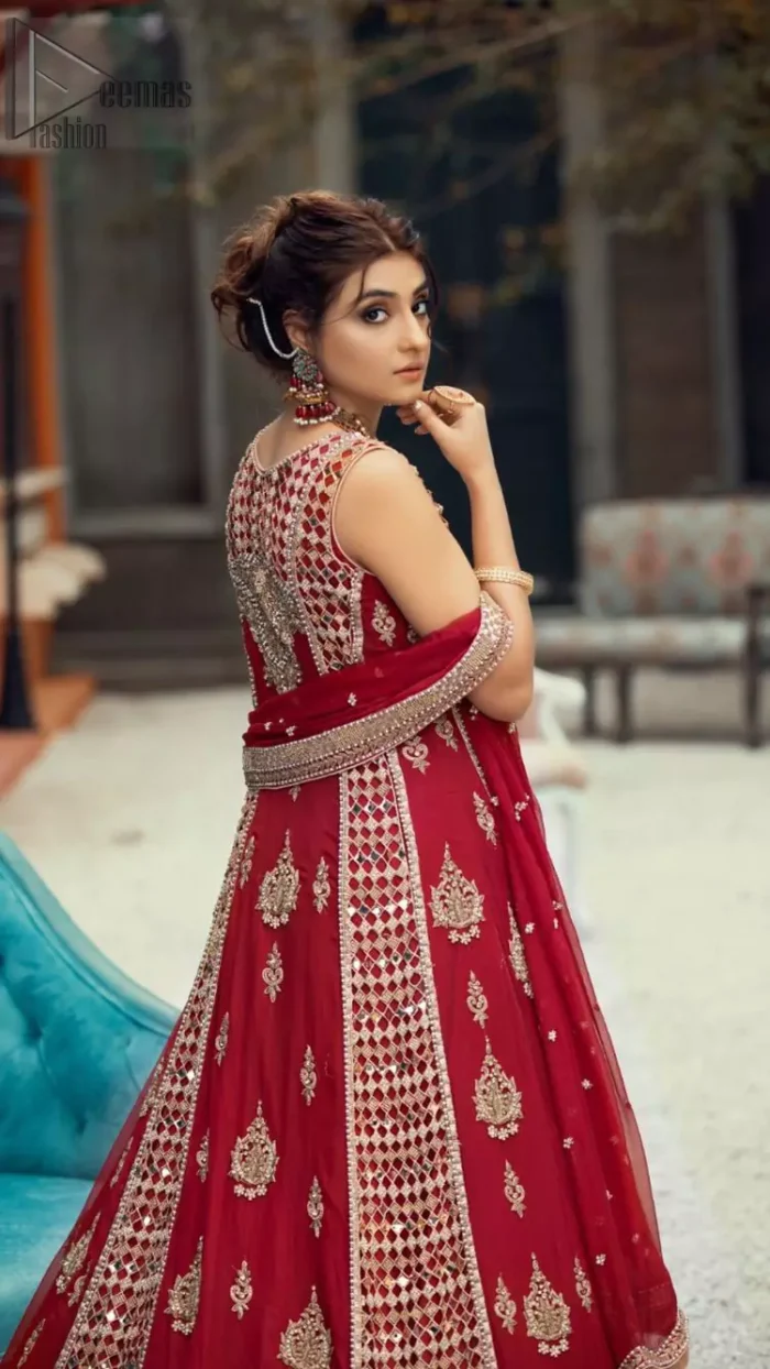 A marvellous back train, an elegant can-can style, styled with a ravishing criss-cross pattern and decorated with floral motifs. Red Center Panel Back Train Maxi n Dupatta.