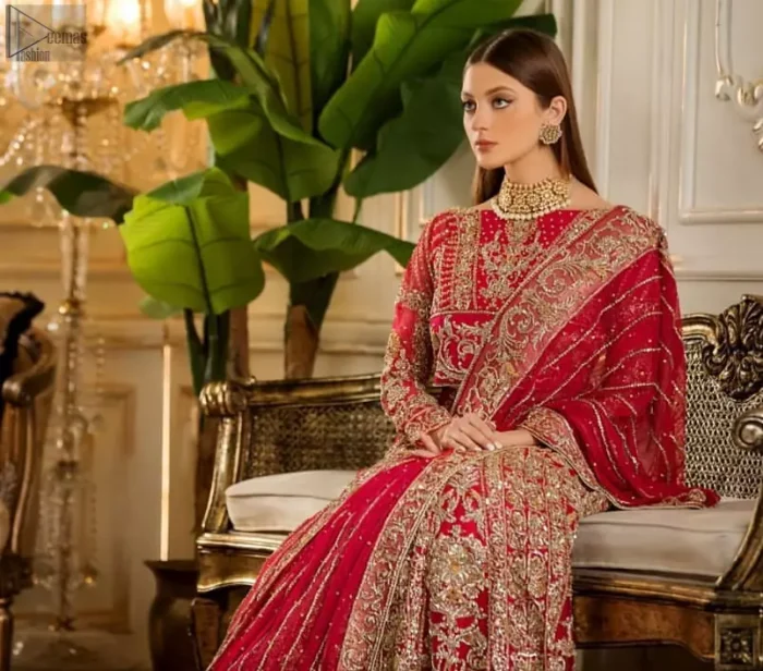 Choosing the right fabric has always been a matter of great concern, therefore, pure organza is what has added to the dress's grace and fascination.
