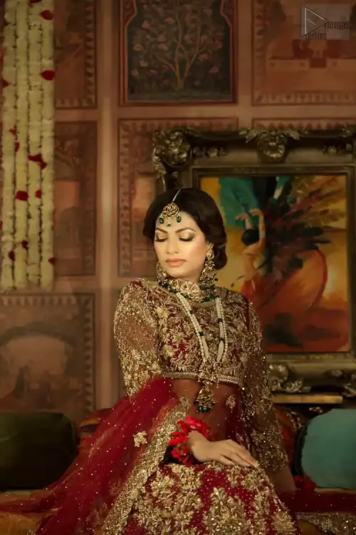 A little blend of the traditional and western styles doubles the gorgeousness of the Red Short Shirt Lehenga. A dress