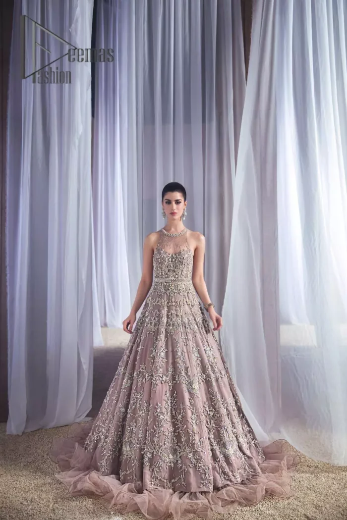 Love just come in one colour is oyster pink. You will start shining in our secret weapon for the walima event. Presenting oyster pink maxi that is wonderfully ornamented with silver embroidery that includes kora, dabka, tilla, and crystal work just to boost up your inner happiness. Its lustrous, lush, and lavish in every sense of the word with its dazzling oyster pink frilled as well. Further, the halter neckline of this maxi is super duper amazing when comes with a sleeveless style to give you a lovely vibe.