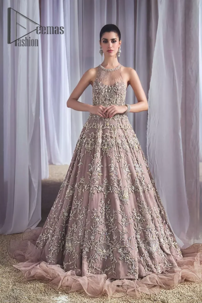 Love just come in one colour is oyster pink. You will start shining in our secret weapon for the walima event. Presenting oyster pink maxi that is wonderfully ornamented with silver embroidery that includes kora, dabka, tilla, and crystal work just to boost up your inner happiness. Its lustrous, lush, and lavish in every sense of the word with its dazzling oyster pink frilled as well. Further, the halter neckline of this maxi is super duper amazing when comes with a sleeveless style to give you a lovely vibe.