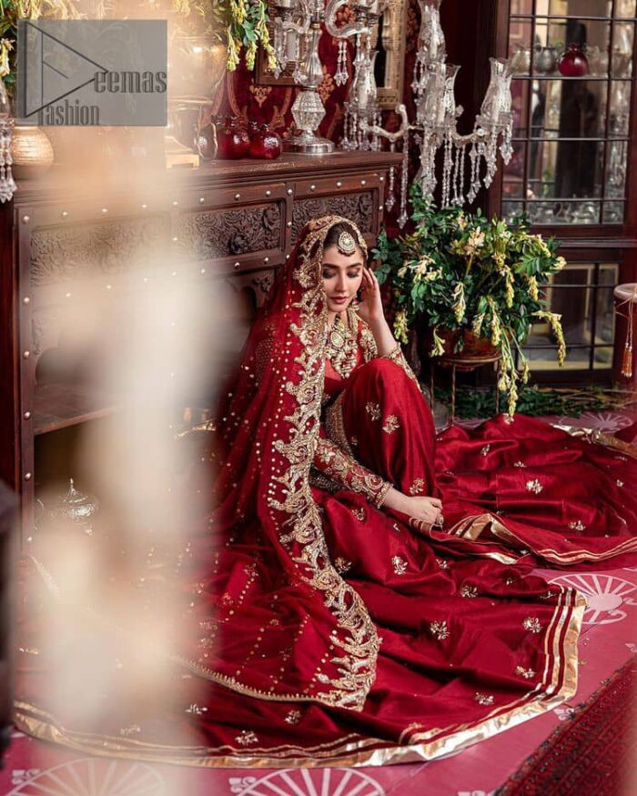 Bride love is in the air! DeemasFashion presents a red shirt rendered with golden embroidery and is enhanced with the magic of Resham, pearls, Sitara, tilla and dabka to complete the feeling of your Big Day. The shirt is emphasized with boat shape neckline and full sleeves to make your day super romantic. In addition to this, it is coordinated with red back train gharara which is intimately embellished with golden floral motifs as well. To finish this article, the last but not least piece comes that is the dupatta which is adorned with four sides heavy borders and sequins spray all over to explain the love of the bride.