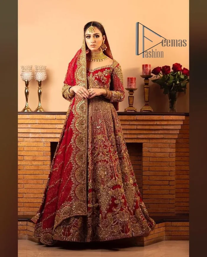 Most girls are excited just to wear maroon amazements. DeemasFashion initiates this Pakistani reception wear which includes a maroon blouse which is meticulously hand rendered with antique embroidery that enhances tilla, dabka, kora and zardozi. Further, the sweetheart neckline of the blouse splendidly comes with full sleeves. The Pakistani reception wear is organized with a flared lehenga which is heavily embellished. Conclude this Pakistani reception wear with a dupatta in the same colour which is adorned with four-sided borders to meet your amazements.