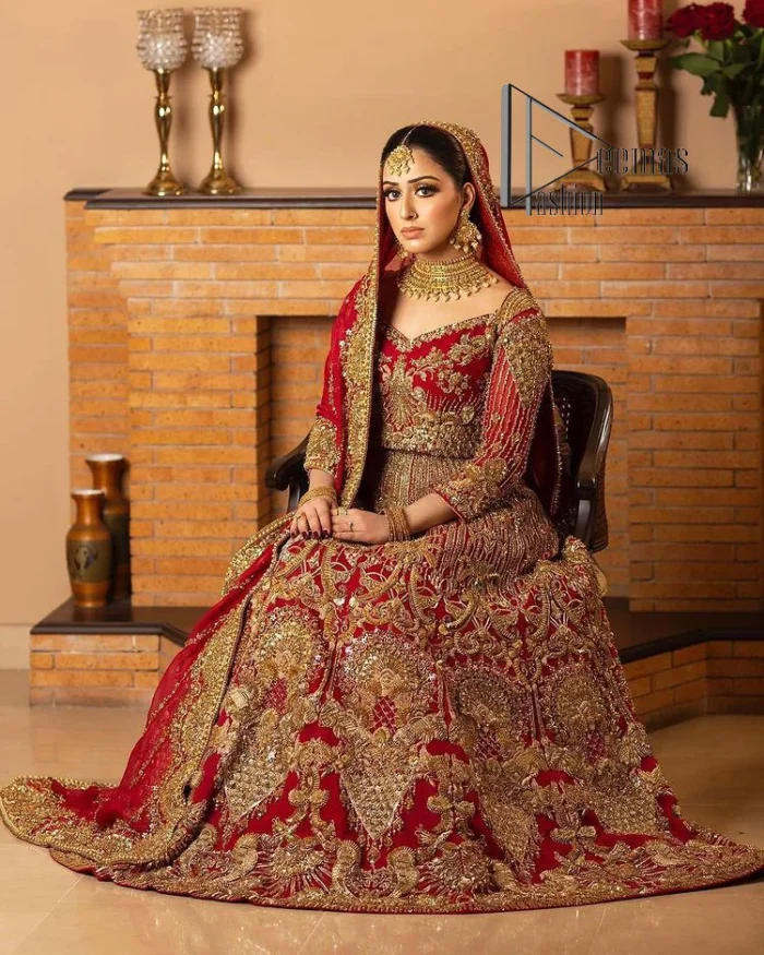 Most girls are excited just to wear maroon amazements. DeemasFashion initiates this Pakistani reception wear which includes a maroon blouse which is meticulously hand rendered with antique embroidery that enhances tilla, dabka, kora and zardozi. Further, the sweetheart neckline of the blouse splendidly comes with full sleeves. The Pakistani reception wear is organized with a flared lehenga which is heavily embellished. Conclude this Pakistani reception wear with a dupatta in the same colour which is adorned with four-sided borders to meet your amazements.