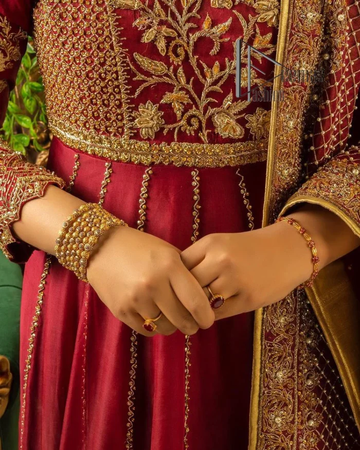 Maroon is the colour language to show bold and cuteness at the same time. DeemasFashion presents this Pakistani reception wear in the beautiful shade of maroon. Starting this Pakistani reception wear full-length Anarkali which is meticulously hand-rendered with golden embroidery which enhances the tilla, dabka, kora and Kundan to make your day with full confidence. Furthermore, it is highlighted with three-quarter sleeves and boat shape neckline. The Anarkali of this Pakistani reception wear is organized with a dupatta in the same colour which is embellished with four-sided borders and sequins sprayed all over.