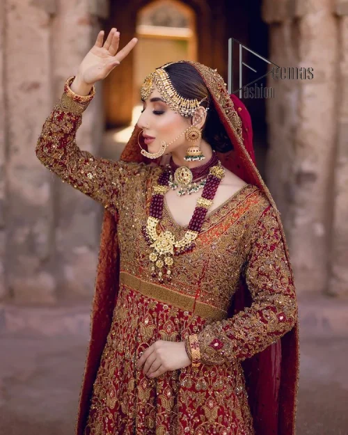 Happy is the bride the maroon shines on. Initiate this Pakistani reception outfit with a maroon heavy Anarkali which is