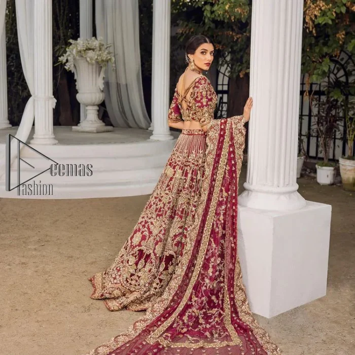 Make your day more lovely by wearing maroon colours. Maroon is just the star among all colours for the bride's Big day. So, DeemasFashion presents this maroon Pakistani reception outfit which begins with a traditional blouse that is meticulously adorned with light golden embroidery. Further, it is enhanced with tilla, dabka, kora and zardozi to make your day more remarkable. The three-quarter sleeves of the blouse add more beauty to this outfit. This Pakistani reception outfit is paired up with a can-can lehenga which is again heavily ornamented with light golden embroidery. Finish this article with a dupatta that is embellished with a four-sided border to fulfil your artistic look.