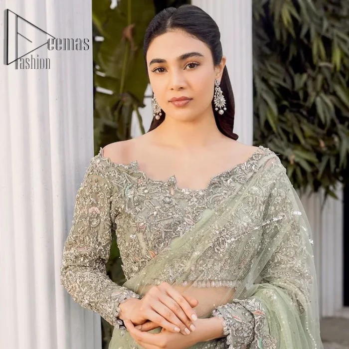You go girl. Get you a handsome outfit that will wear matching robes. DeemasFashion presents this pistachio green saree to make you memorable in any event. It begins with a pistachio green blouse which is heavily ornamented with silver embroidery that magnifies tilla, dabka, kora and Zardozi. Further, the full sleeve style also enhances the beauty of the bridesmaid outfit when comes with boat shape neckline. Paired this blouse with a handsome and laborious saree whose scalloped border is embellished with a four-sided border and sequins spray all over to match your vibe.