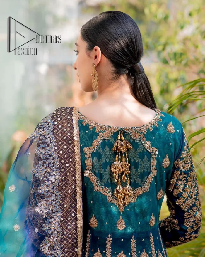 The bride wears blue just touches the blues of the sky. DeemasFashion introduces this teal blue mehndi outfit which begins with panelled Anarkali. The following Anarkali is exquisitely hand-rendered with a light golden embroidery which involves tilla, dabka, kora and zardozi. The floral motifs are also embellished on panels to make this Anarkali priceless. Furthermore, the round shape neckline and full sleeves also enhance the beauty of this mehndi outfit. It is handsomely and attractively paired up with brocade lehenga which gives a unique pieace of charmless.
