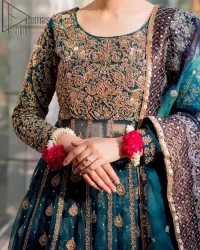 The bride wears blue just touches the blues of the sky. DeemasFashion introduces this teal blue mehndi outfit which begins with panelled Anarkali. The following Anarkali is exquisitely hand-rendered with a light golden embroidery which involves tilla, dabka, kora and zardozi. The floral motifs are also embellished on panels to make this Anarkali priceless. Furthermore, the round shape neckline and full sleeves also enhance the beauty of this mehndi outfit. It is handsomely and attractively paired up with brocade lehenga which gives a unique pieace of charmless.