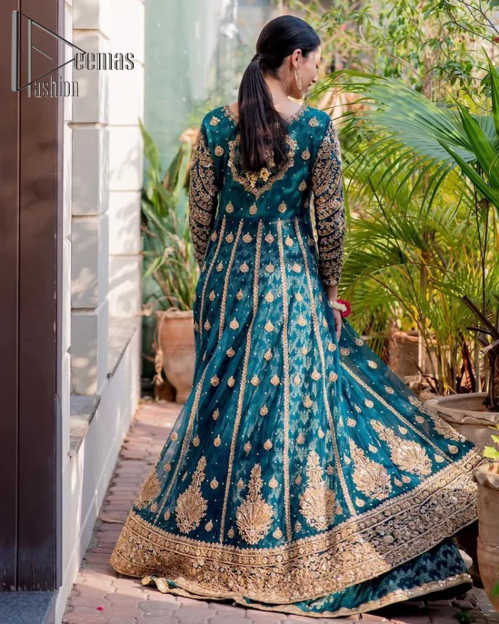 The bride wears blue just touches the blues of the sky. DeemasFashion introduces this teal blue mehndi outfit which begins with panelled Anarkali. The following Anarkali is exquisitely hand-rendered with a light golden embroidery which involves tilla, dabka, kora and zardozi. The floral motifs are also embellished on panels to make this Anarkali priceless. Furthermore, the round shape neckline and full sleeves also enhance the beauty of this mehndi outfit. It is handsomely and attractively paired up with brocade lehenga which gives a unique pieace of charmless.