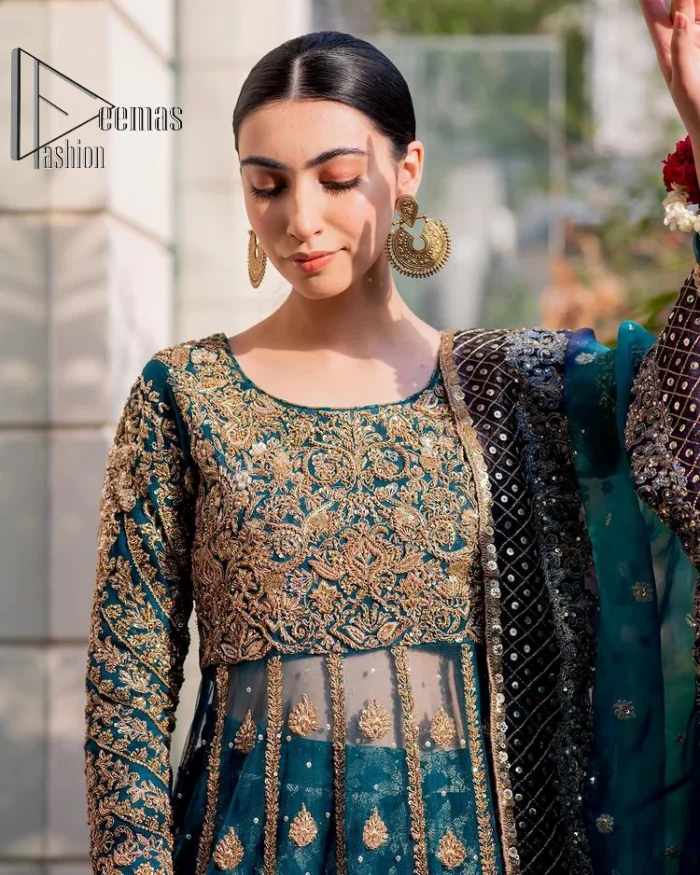 The bride wears blue just touches the blues of the sky. DeemasFashion introduces this teal blue mehndi outfit which begins with panelled Anarkali. The following Anarkali is exquisitely hand-rendered with a light golden embroidery which involves tilla, dabka, kora and zardozi. The floral motifs are also embellished on panels to make this Anarkali priceless. Furthermore, the round shape neckline and full sleeves also enhance the beauty of this mehndi outfit. It is handsomely and attractively paired up with brocade lehenga which gives a unique pieace of charmless.