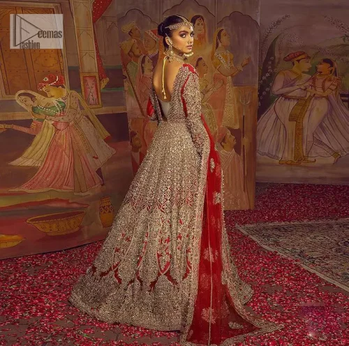 Encourage your reception day in this elegant yet classy deep red silhouette. Make your bridal look, in this deep red