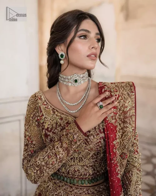 This intricate floral pattern is mirrored on a dreamy canvas to elevate your looks! The blouse in a bright red