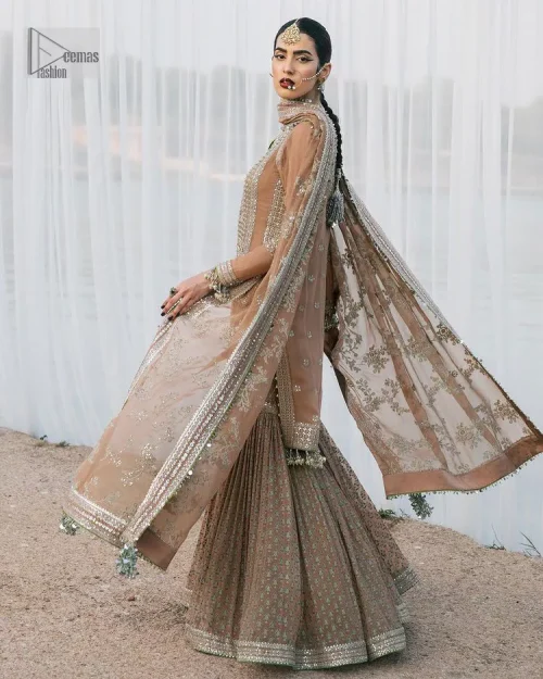 This ensemble is an absolute vibe with a tempting design on a beautiful base! This beautiful party wear is designed