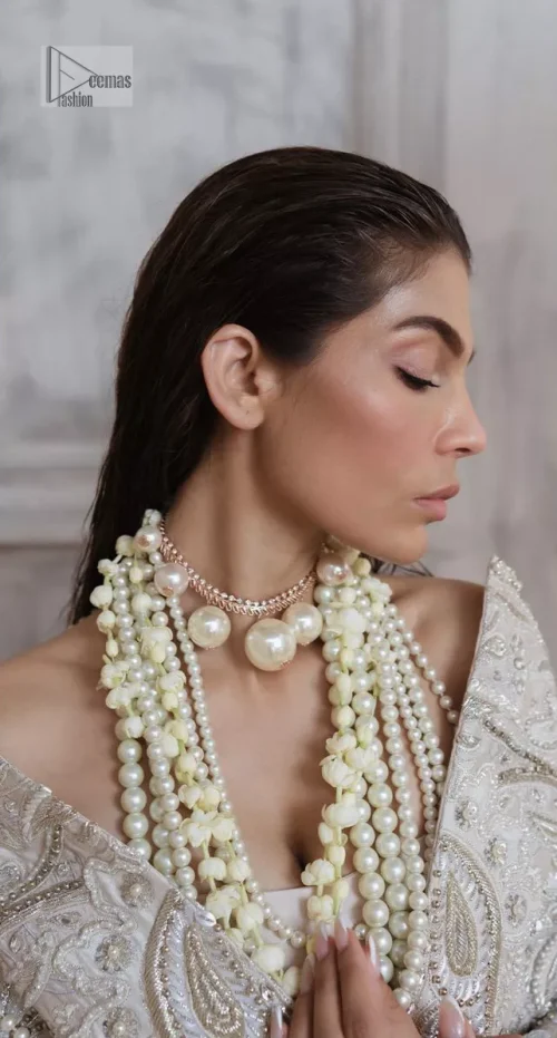 Get this ever-trending floral walima outfit. Keep it romantic and fantastic with the DeemasFashion latest articles! The soft green blouse